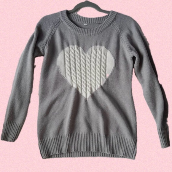 Elegant Gray Sweater with Heart Design - Picture 1 of 7